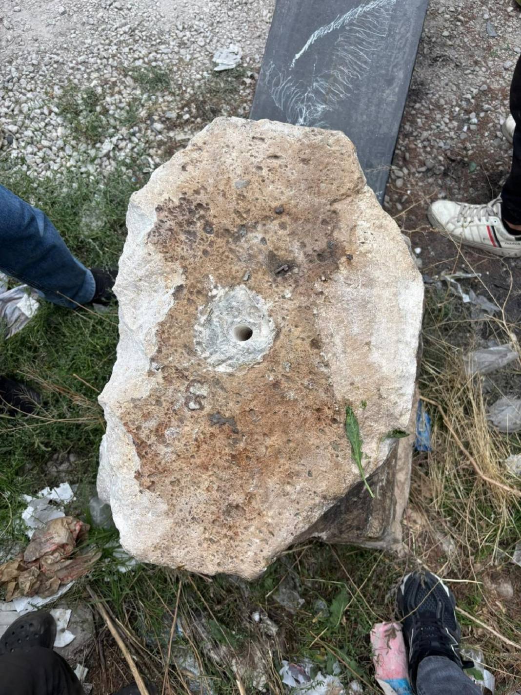 Konya merkezde cami önündeki tarihi eser çalındı! Kepçeyle söküp çekiciye yüklediler 1